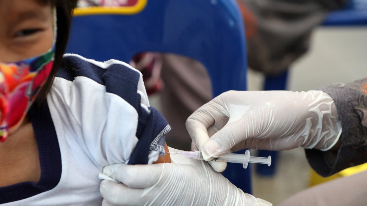 Un niño recibe una inyección de la vacuna contra el sarampión y la rubéola durante una campaña de vacunación para escolares en Indonesia el 28 de julio de 2022.