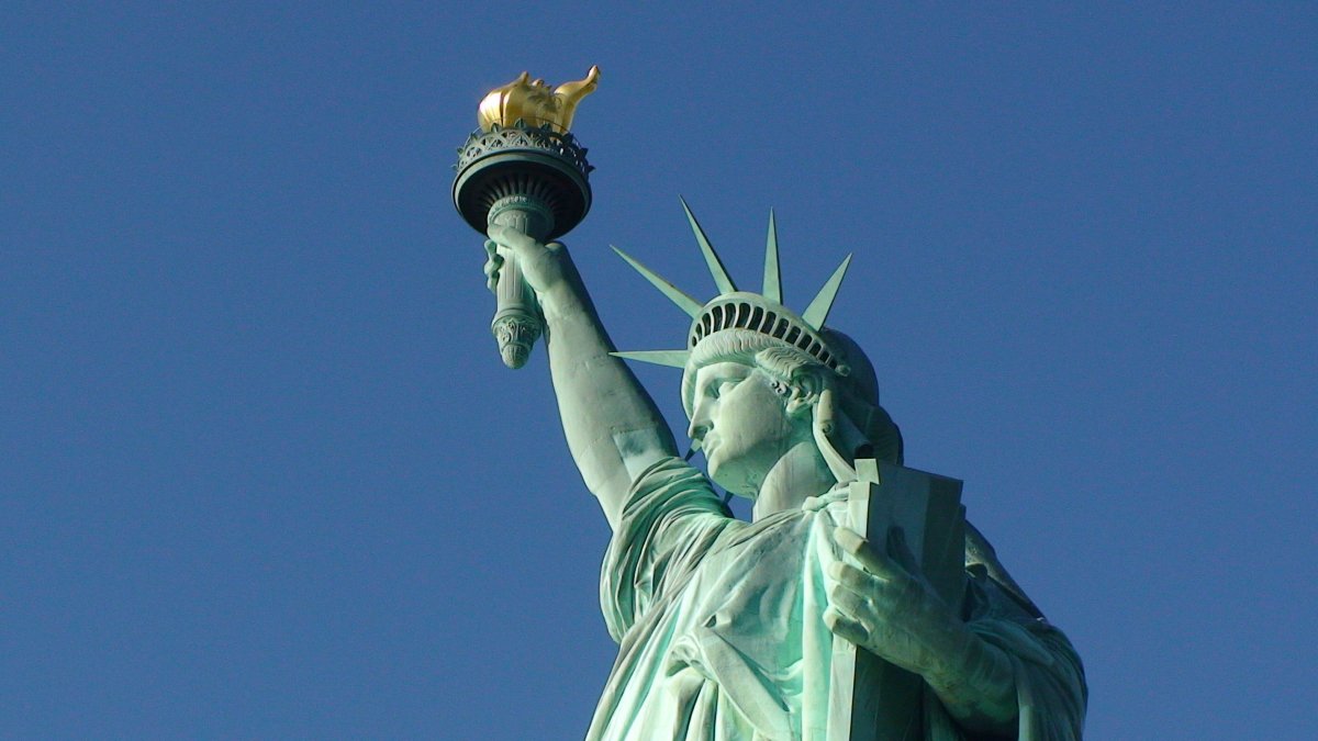Fotografía de archivo del 28 de octubre de 2011 donde se muestra un detalle de la cabeza con la corona de la Estatua de la Libertad en Nueva York (EE.UU.).