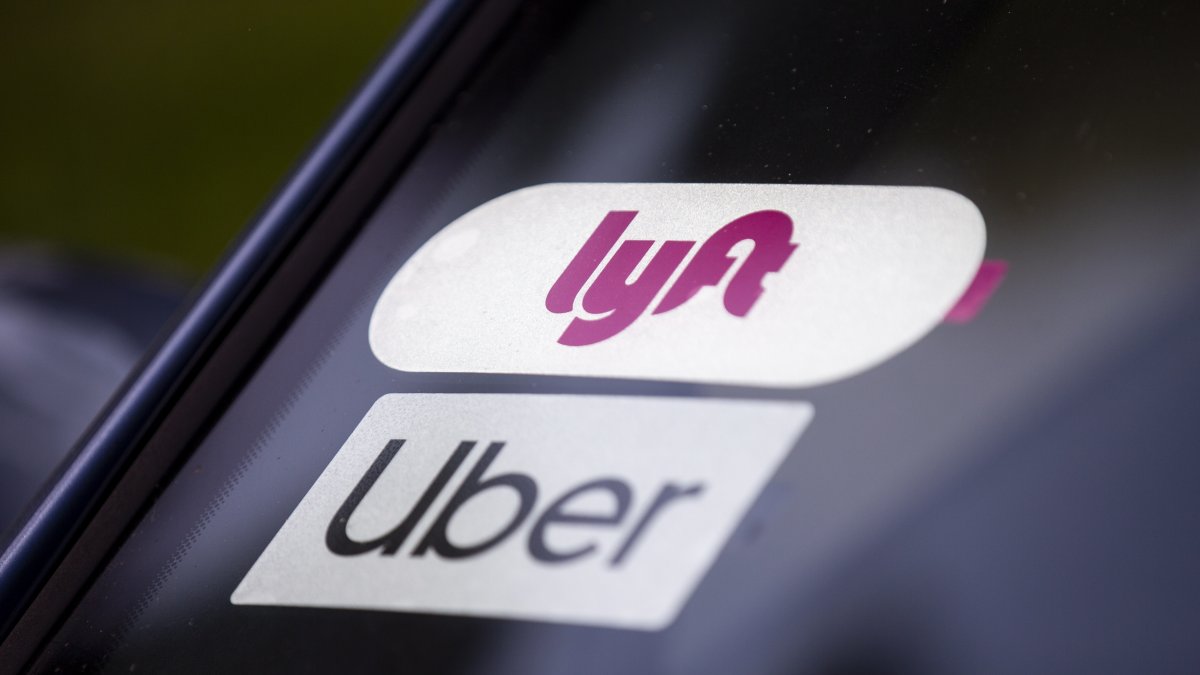 Vista de los logos de Uber y Lyft, en una fotografía de archivo.