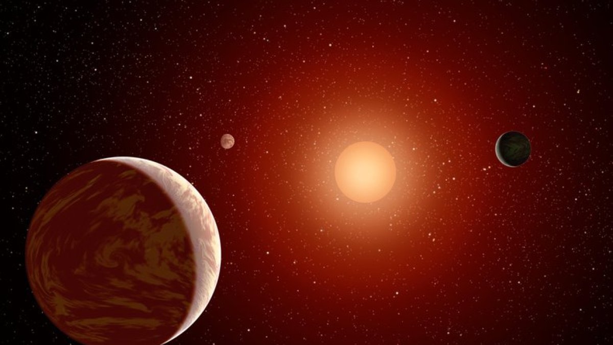 Representación artística de un sistema planetario enano M, donde es más probable que se detecte el bromuro de metilo.