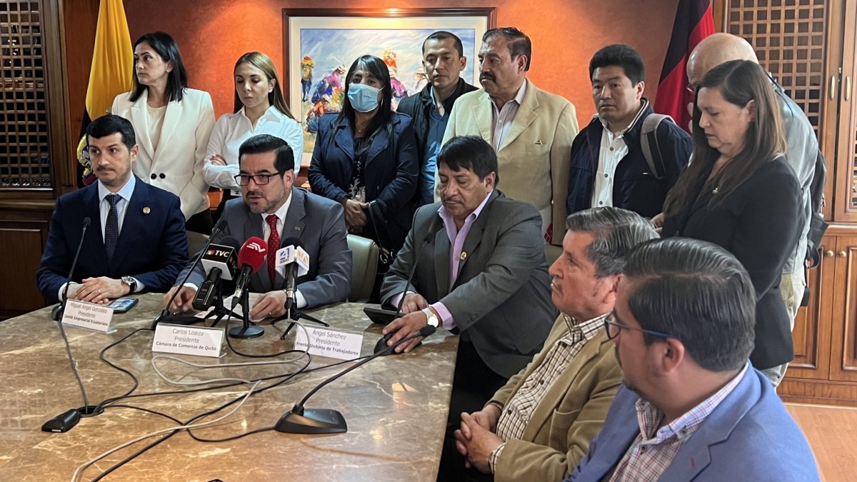 Como histórico calificaron tanto trabajadores como empleadores este encuentro para buscar salidas conjuntas para el IESS.