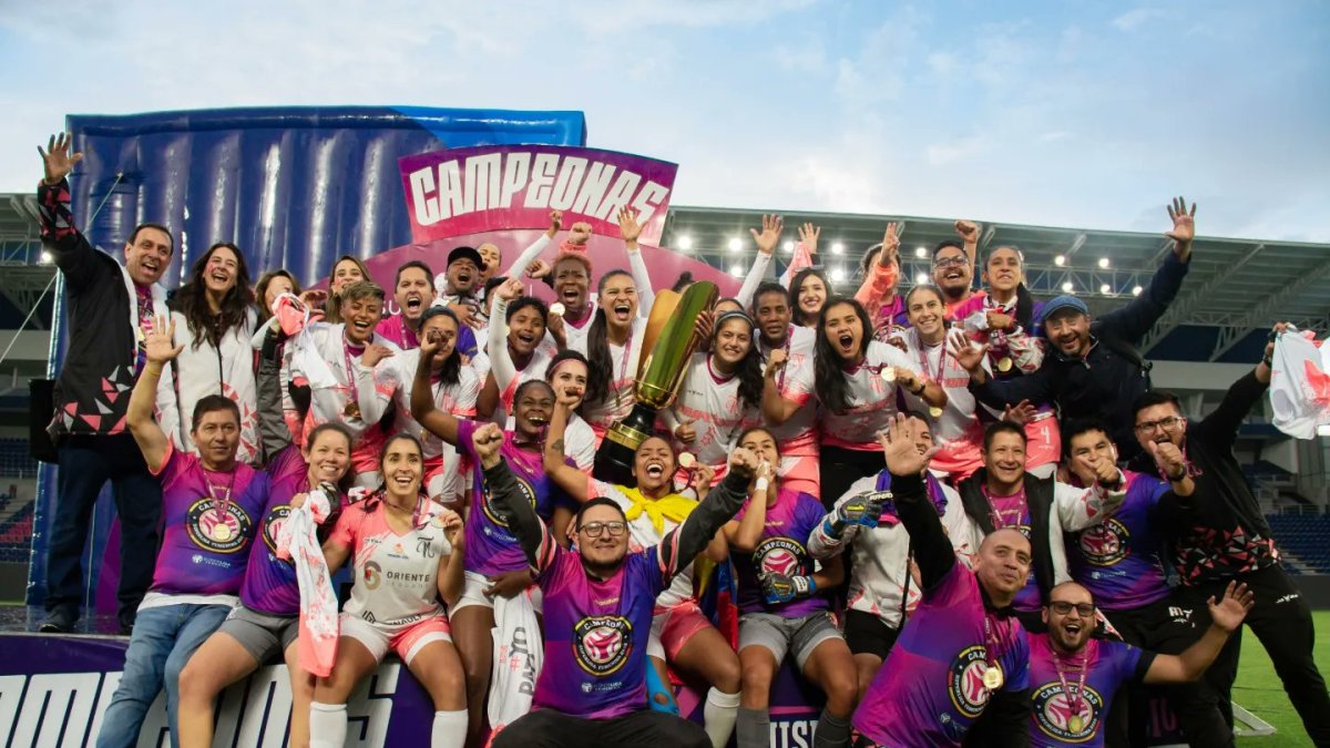 El Club Ñañas celebrando su primer campeonato de Superliga Femenina esta temporada.