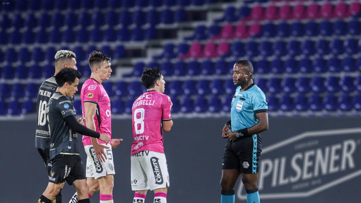 Campeonato de la primera categoría de la Liga Pro 2022, INDEPENDIENTE VS TÉCNICO UNIVERSITARIO, disputado en el Estadio Banco de Guayaquil.
Fotos: Rolando Enríquez/ API
Sangolquí, Lunes 10 de octubre de 2022