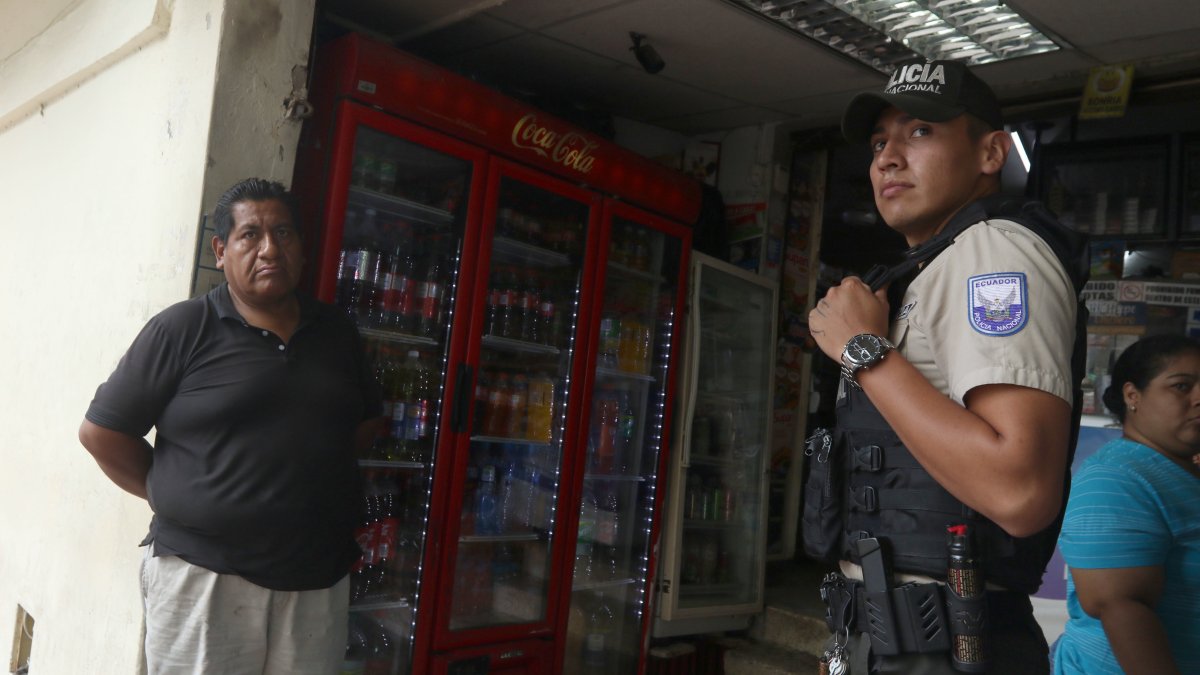 Acciones. La policía sostiene que brindan seguridad en los negocios; pero, en su mayoría, no han recibido capacitación.