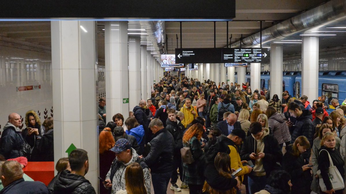 Ciudadanos se refugian en una estación de metro tras los bombardeos en (Kiev) del pasado lunes 10 de octubre.