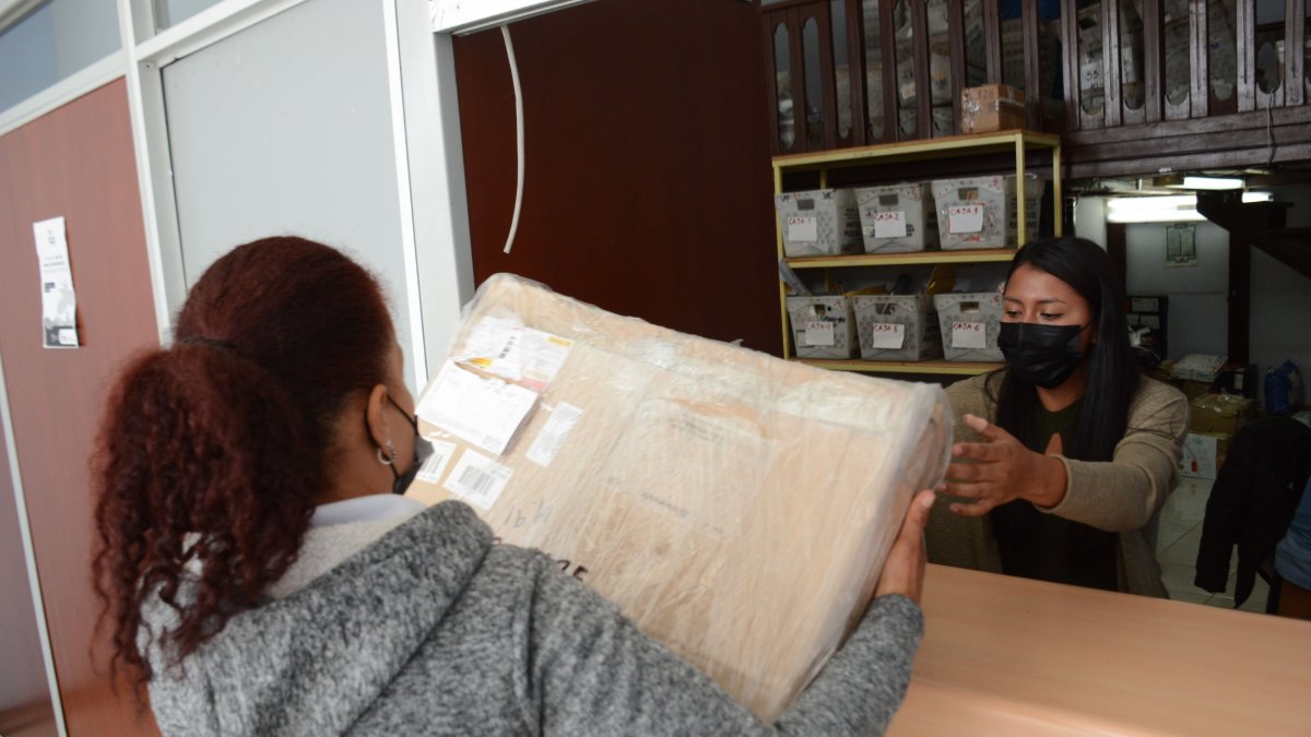 Proceso. Un cliente se acercó a las oficinas de Servicios Postales del Ecuador para retirar un paquete, la semana pasada, en el norte de Quito.