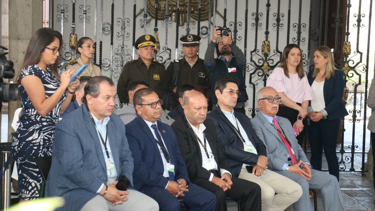 Encuentro. Ayer fueron invitados al Palacio de Carondelet, los representante de distintos gremios de transportistas para iniciar las mesas de diálogo.