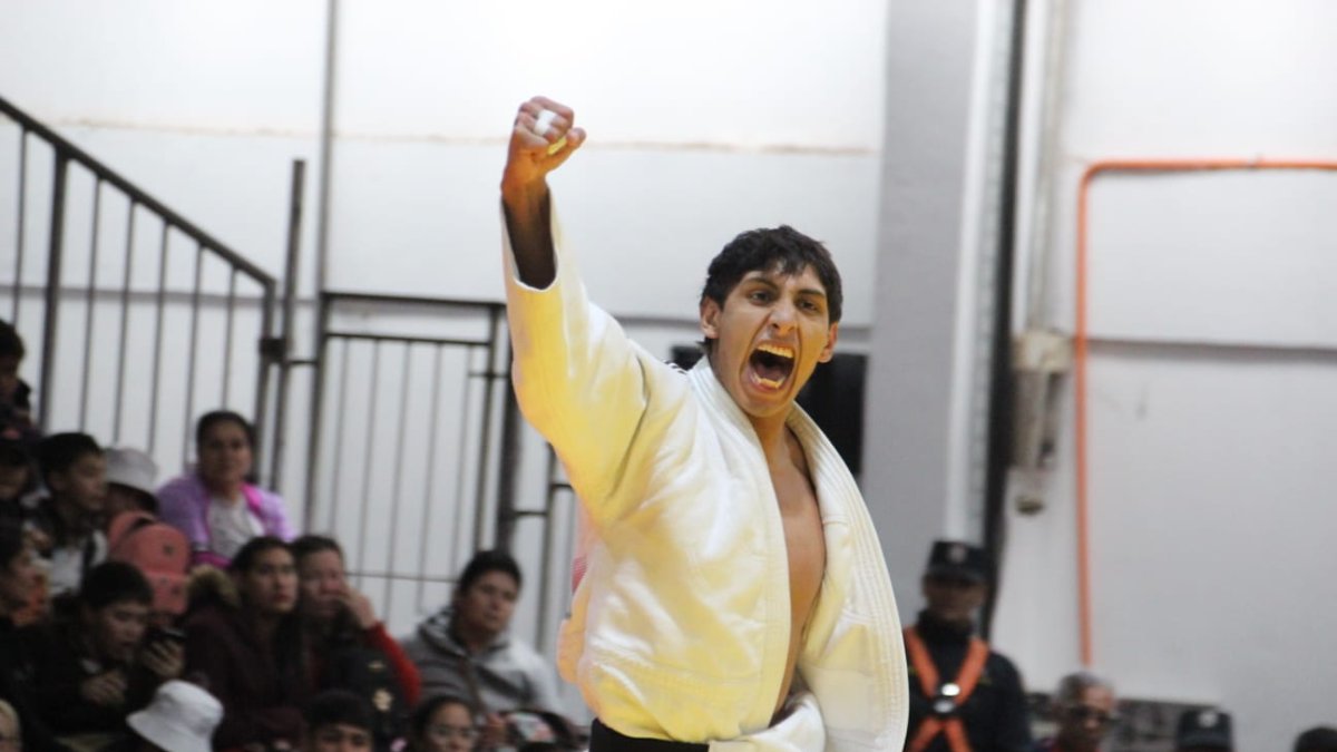 Juan Pablo Ayala celebra eufórico tras ser nombrado ganador de los -60 kilogramos.