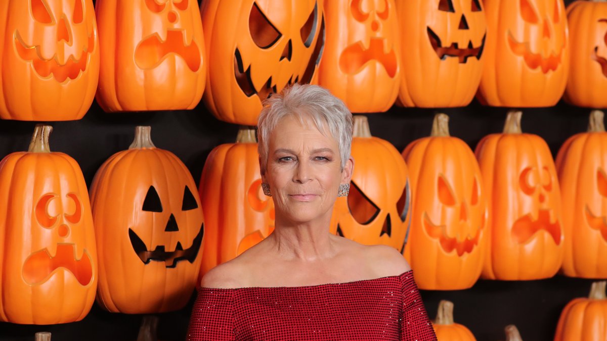 Jamie Lee Curtis posa en la alfombra roja del estreno mundial de la película 'Halloween Ends' de Universal Pictures, en el TCL Chinese Theater de Los Ángeles (EE.UU.).