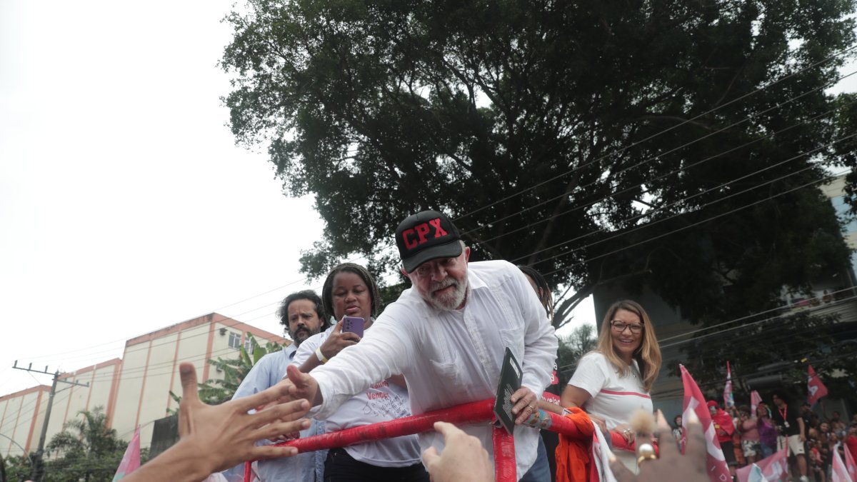 El expresidente y candidato a la Presidencia de Brasil Luiz Inácio Lula da Silva visita hoy el Complexo do Alemao, una de las favelas más grandes y más peligrosas de Río de Janeiro, (Brasil).
