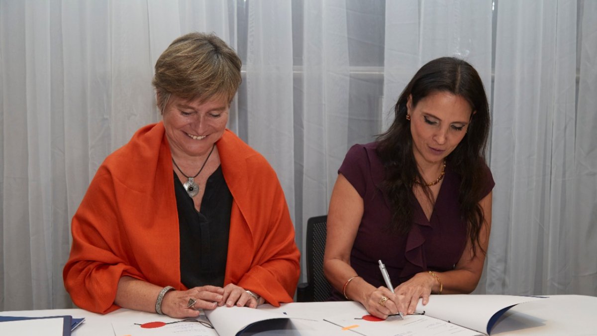 Claudia Arce, Directora de KFW para America Latina y el Caribe y Virna Rossi, Gerente General (e) de la Corporación Financiera Nacional (CFN B.P) suscriben un contrato de asistencia técnica.