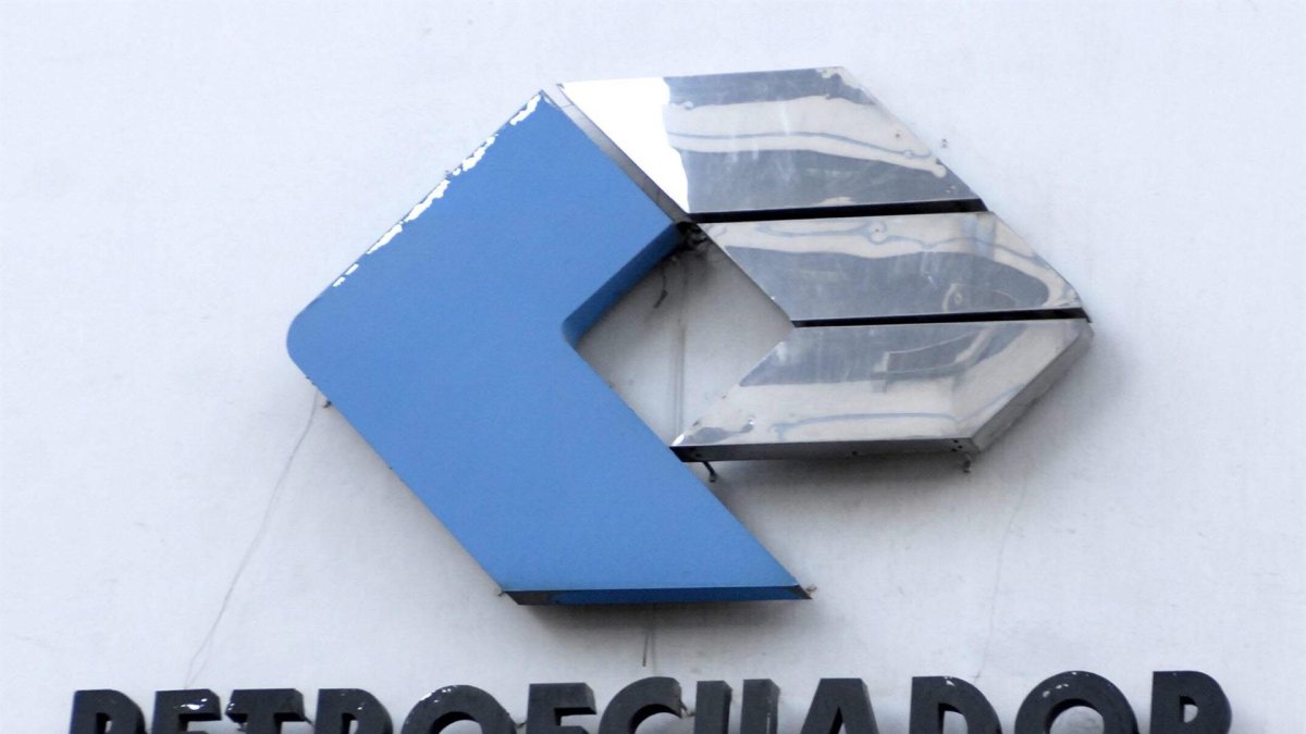 Fotografía de archivo en la que se registró un logo de la petrolera estatal ecuatoriana Petroecuador.