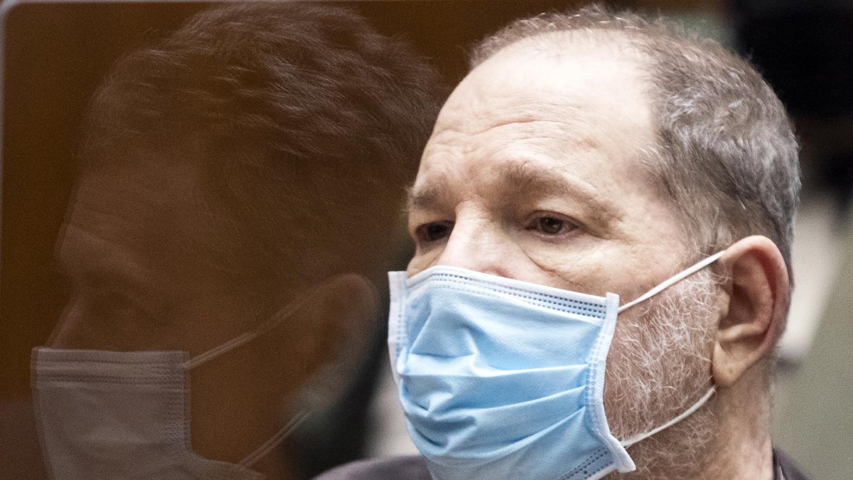 Fotografía de archivo fechada el 29 de julio de 2021 del productor de cine Harvey Weinstein durante un juicio en su contra en Los Ángeles (EE.UU.).