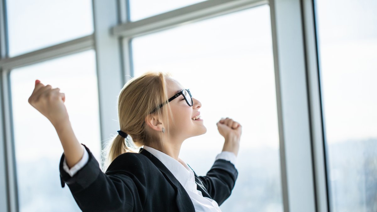 Las experiencias positivas aumentan la confianza y la competitividad haciendo que una persona tenga mejor suerte.