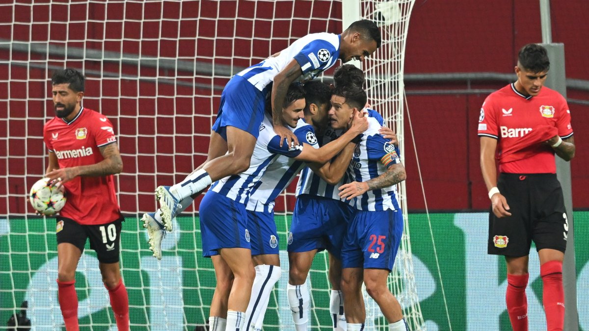 Piero Hincapié (d), defensa ecuatoriano del Leverkusen, se lamenta en una de los festejos del Porto.