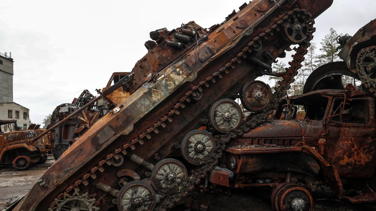 Vista de un tanque abatido en la ciudad de Liman, Ucrania, recuperada tras haber sido ocupada por Rusia.