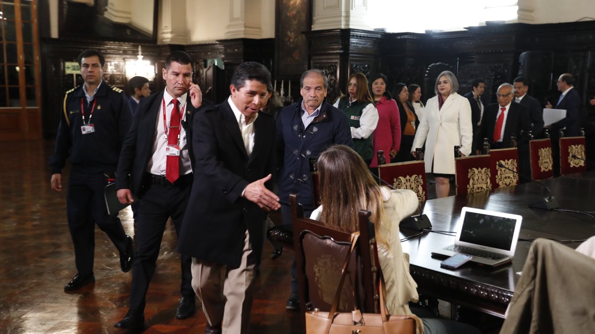 El presidente de Perú, Pedro Castillo (c), saluda a su llegada a una rueda de prensa con corresponsales internacionales, el martes en Lima.