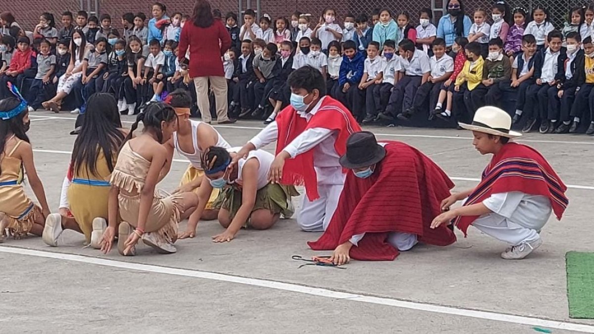A través de bailes típicos los alumnos recordaron la cultura de la región Sierra y Amazonía.
