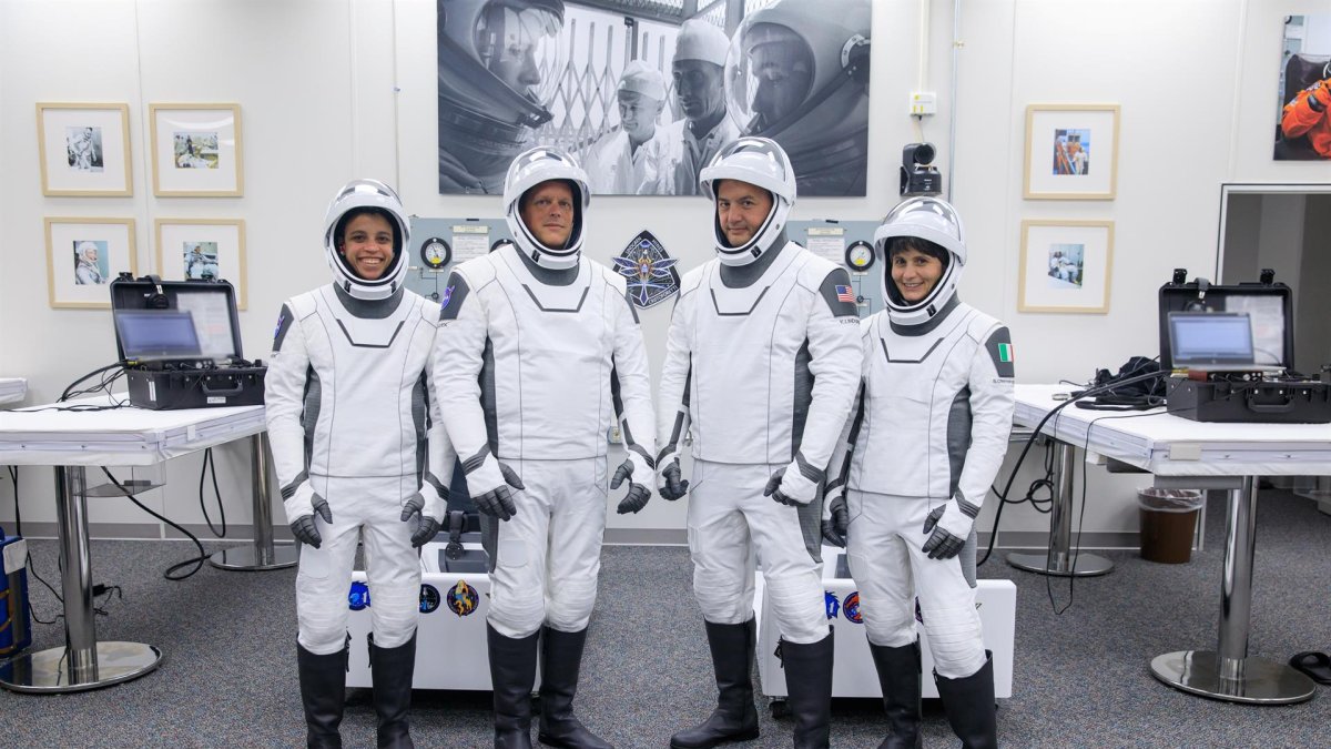 Fotografía de archivo del 20 de abril de 2022 cedida por la NASA donde aparecen los astronautas de la misión Crew-4.