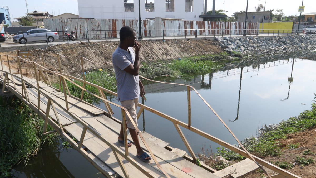 Malos olores. La fetidez del canal es tal, que los moradores señalan que ni las mascarillas mitigan el olor nauseabundo que desprende.
