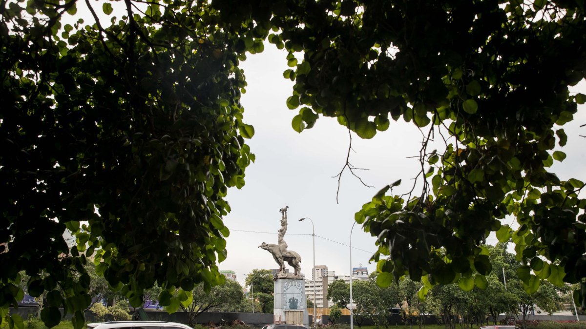 Caracas. En una transitada vía aparece una réplica de María Lionza.