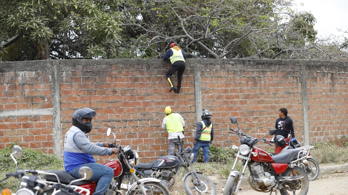 Durán. Varios colegas del motorista ayudaron a buscar a los asesinos.