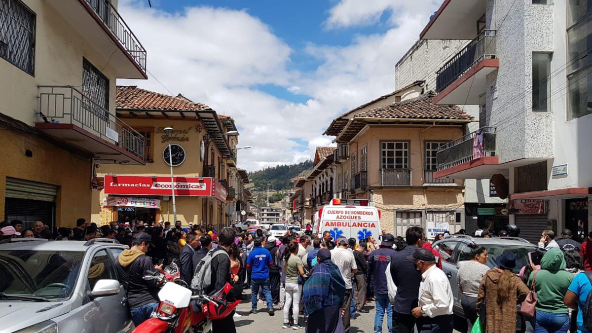 Azogues. Tras crimen, curiosos se amontonan en el lugar del suceso.