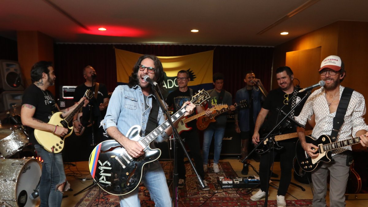 Los músicos durante su ensayo.