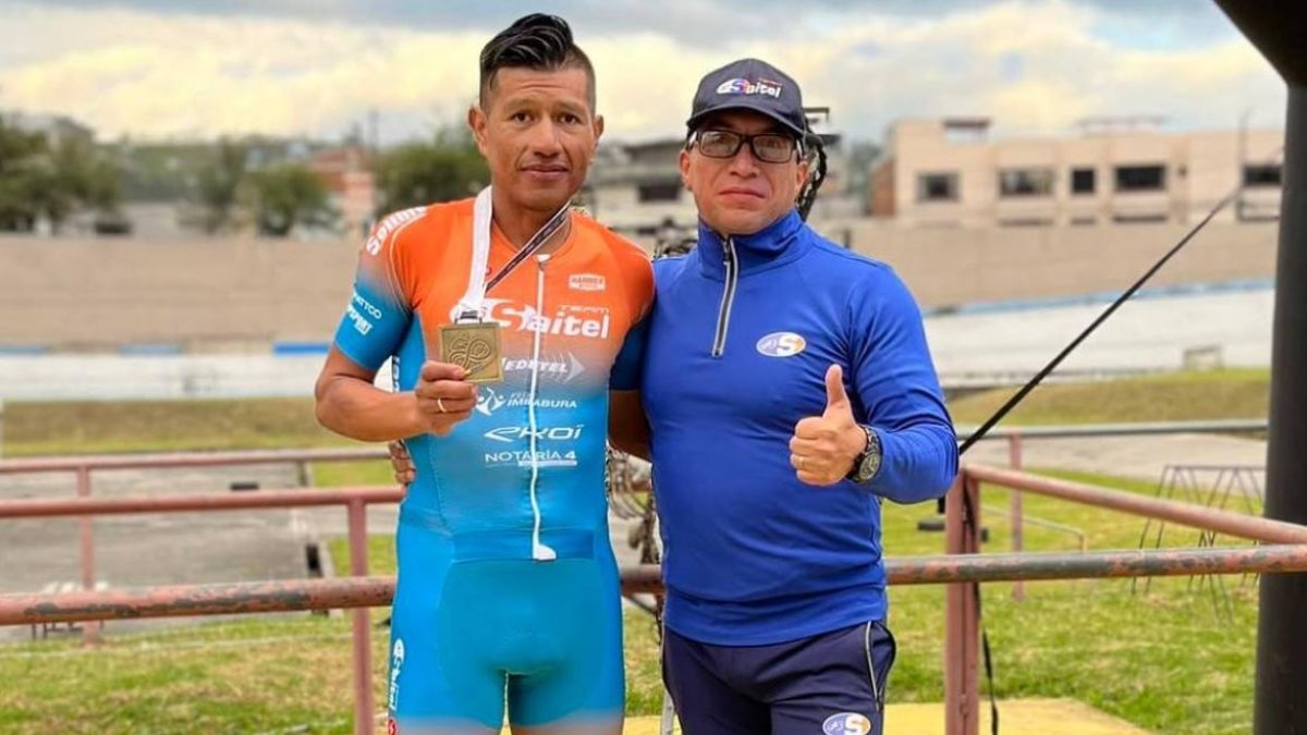 El ciclista Segundo Navarrete (i) junto a Freddy Rosero, director del equipo Saitel
