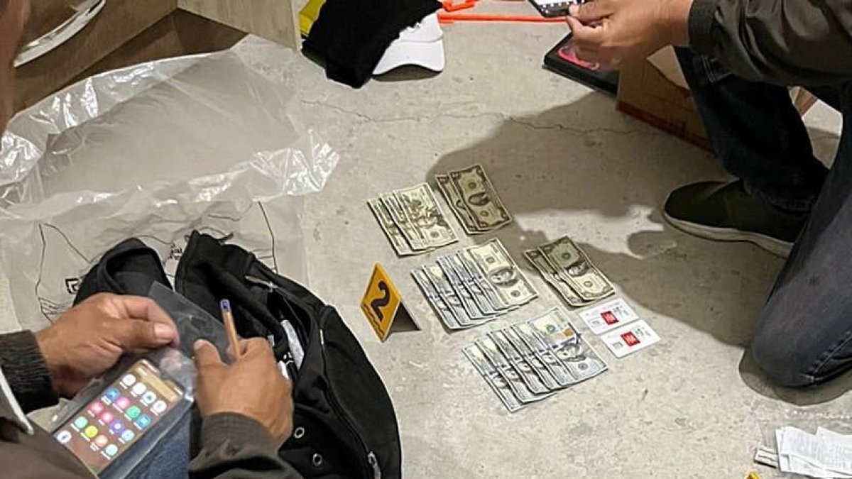 Entre los objetos requisados se encontró celulares, dinero y recibos de pago.