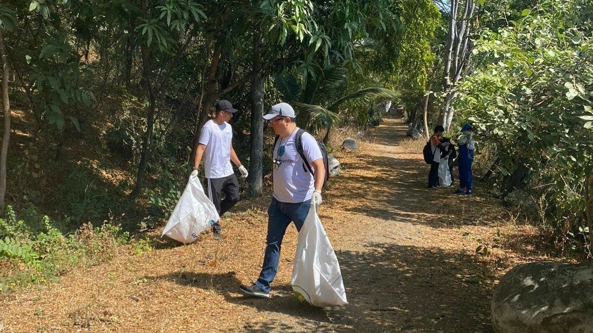 Niños, jóvenes y adultos se unieron en la tarea de limpieza del Bosque Protector Palo Santo.