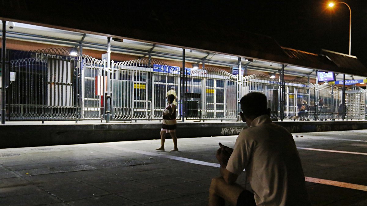 Peligro. En el sector de Quito y Venezuela, donde hay una parada de la Metrovía, se camina a oscuras.