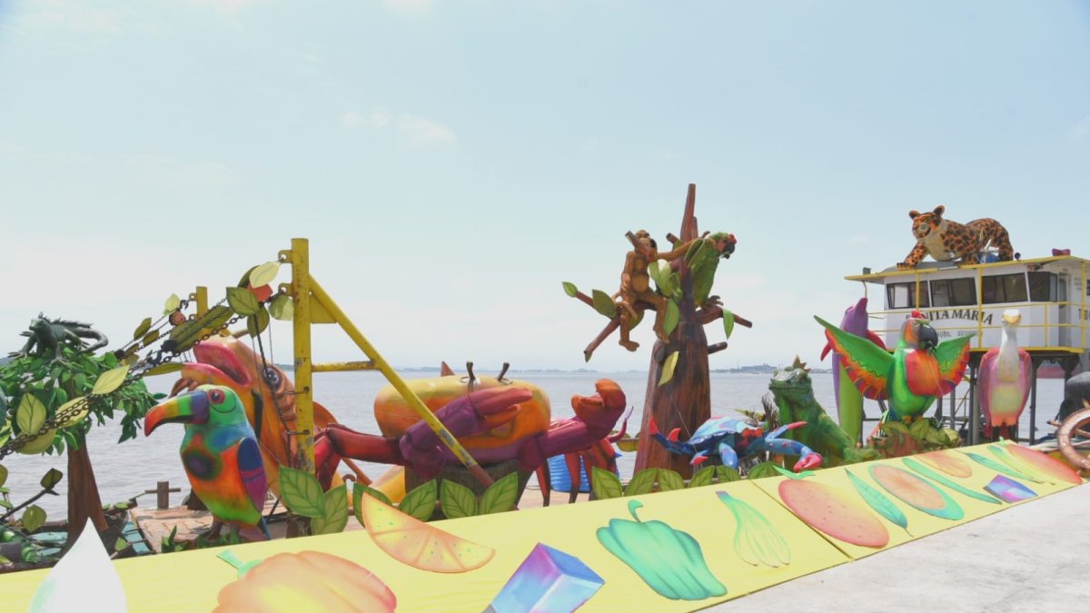 Un grupo de 20 artesanos han confeccionado los elementos que irán en las lanchas y barcazas alegóricas.