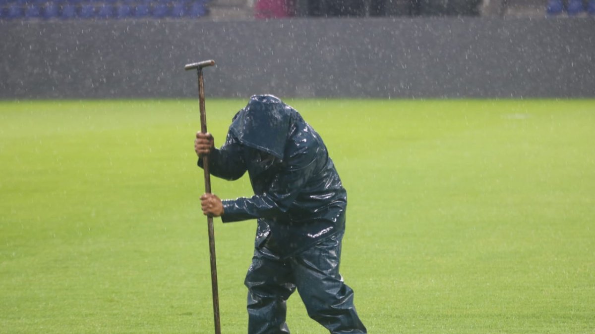 Personal realiza labores en cancha del estadio Banco Guayaquil colmada de agua por la lluvia.