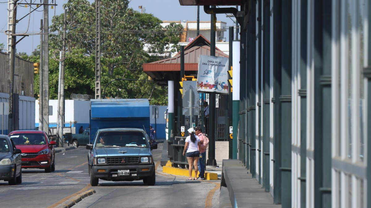 Rutina. A lo largo de la avenida 29, o Assad Bucaram, se levantan las paradas de la troncal 4 y es común ver que los automotores invaden el carril.