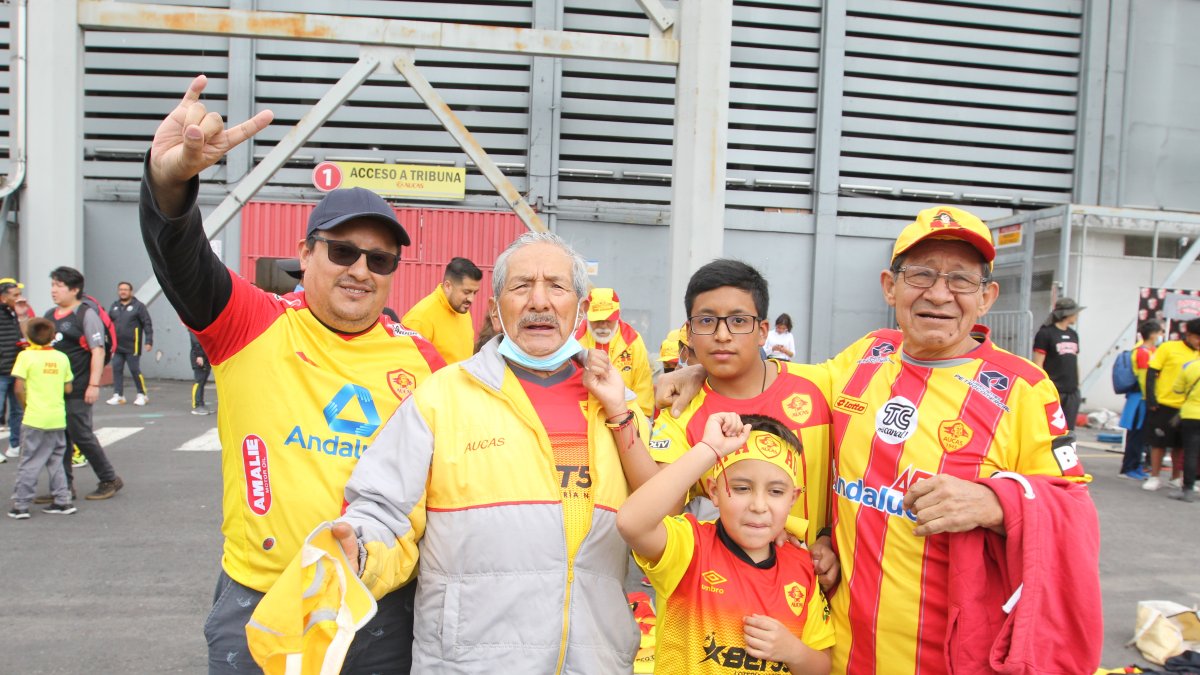 Arturo Espinoza (c) llegó junto a sus hijos, nietos y bisnietos para alentar al equipo de sus amores en el estadio Gonzalo Pozo Ripalda.
