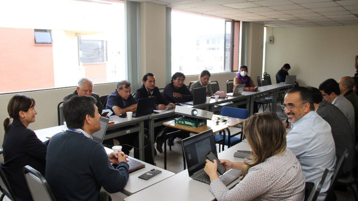 Hoy la mesa se reunió y firmaron el acta de cierre en horas de la tarde.