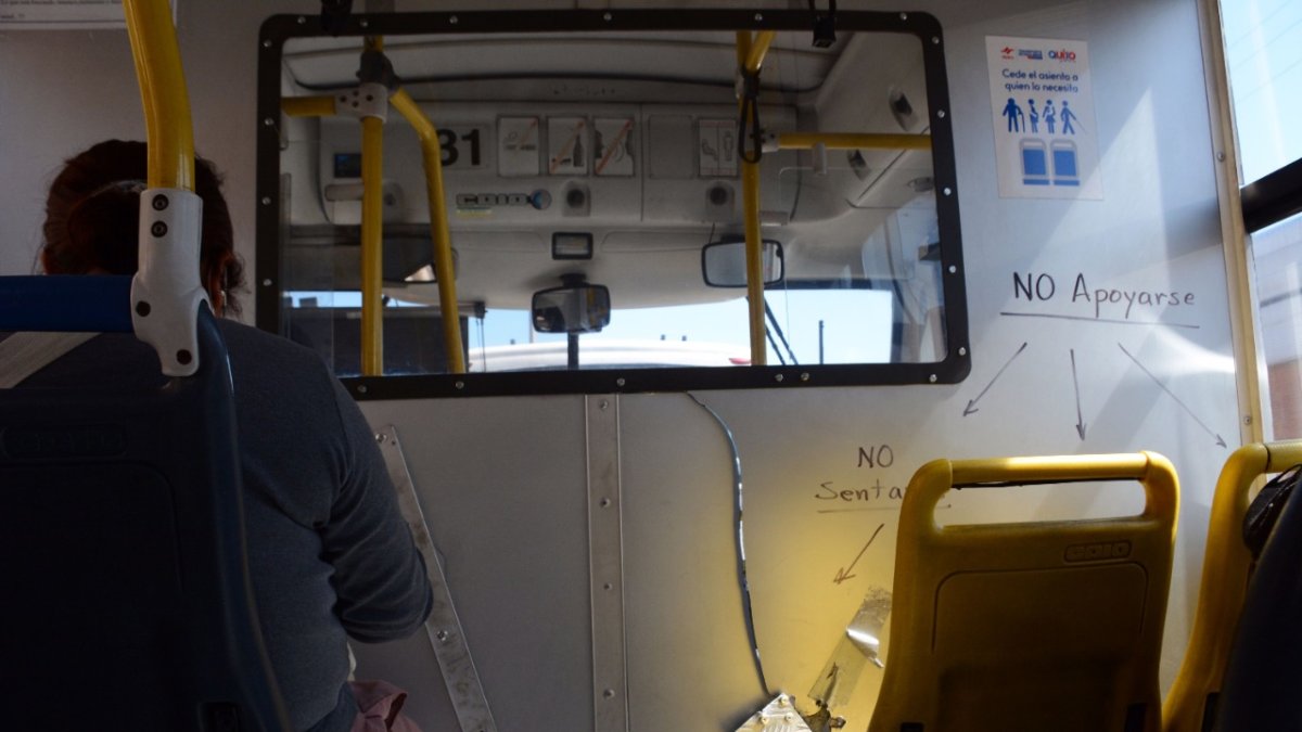 Realidad. Hay unidades de la Ecovía cuyas cabinas para aislar conductores ya están destruidas. Han sido reparadas varias veces, pero las rupturas son evidentes.