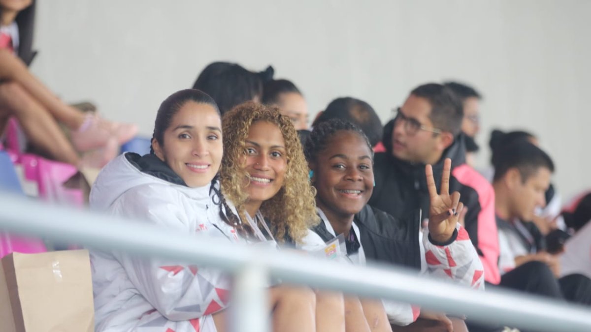 Los jugadoras de Ñañas mientras aguardan por jugar su encuentro.