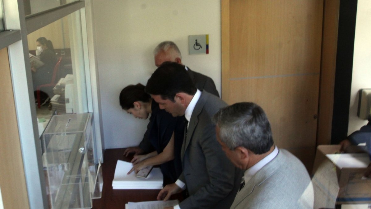 Documento. El ministro de Gobierno, Francisco Jiménez, durante la entrega de las preguntas de la consulta.