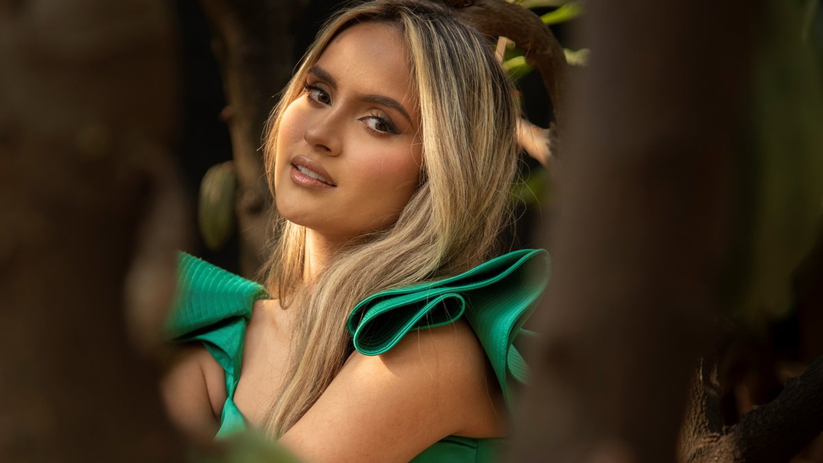 Muy atractiva, estudia Marketing.