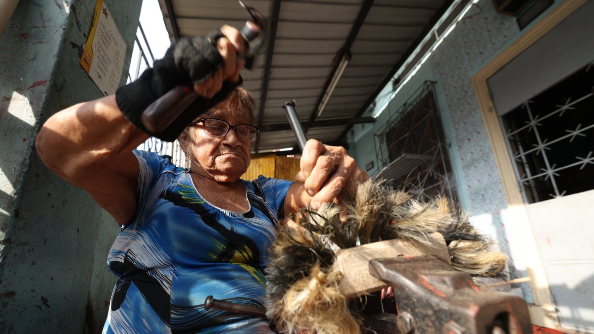 Guayaquil. La artesana utiliza un guante en la mano derecha para no lastimarse con herramientas.