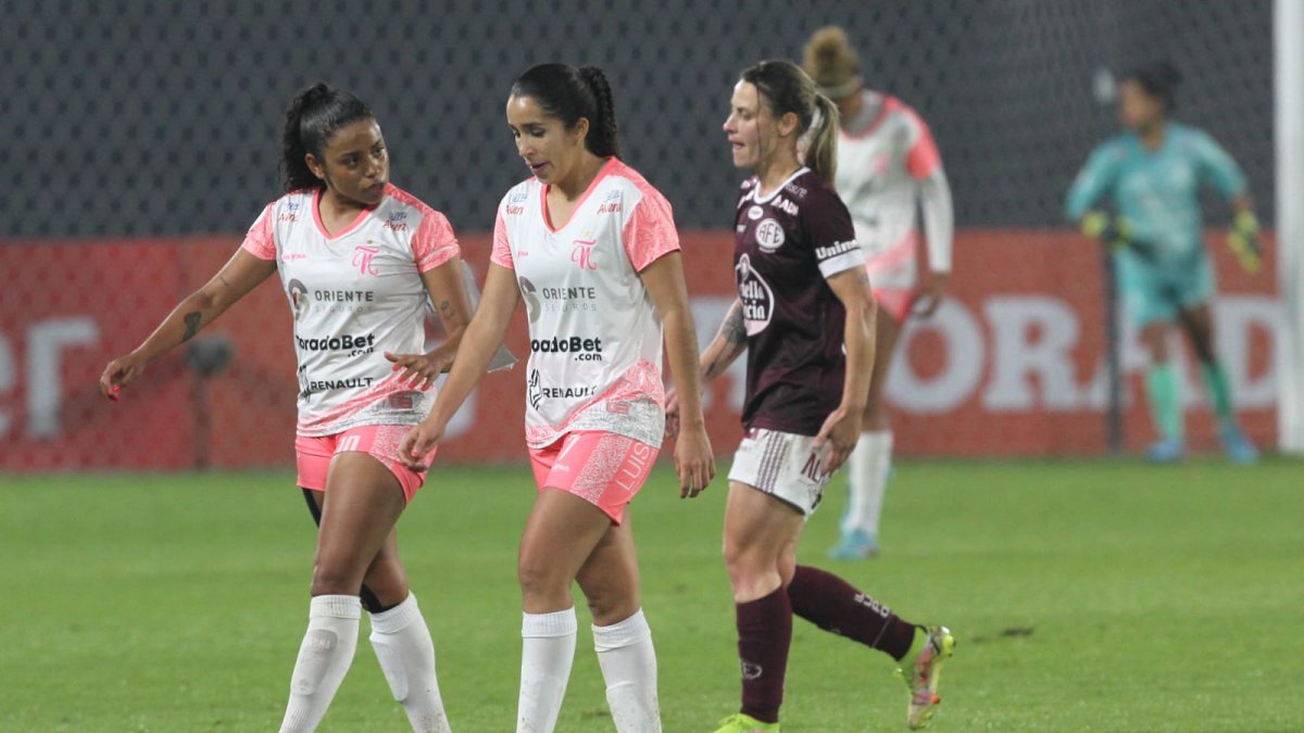 Este compromiso, programado para las 17:15, inició casi dos horas más tarde producto de la lluvia que cayó sobre el estadio Banco Guayaquil