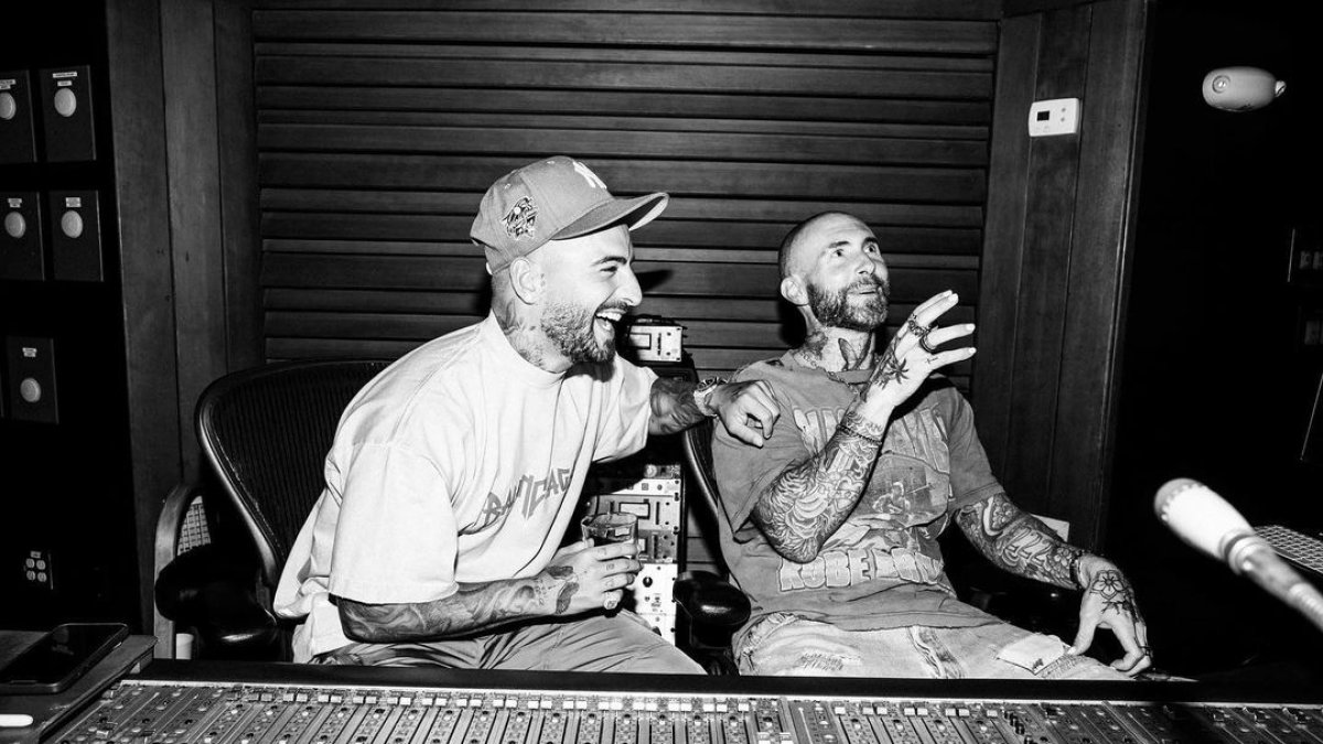 Maluma y Adam Levine vienen trabajando en su colaboración desde junio