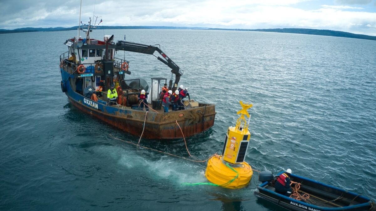 Instalación de la primera boya inteligente en Chile