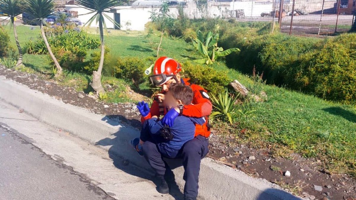 Atención. Los bomberos del cantón Rumiñahui dieron el socorro a los menores que viajaban en el transporte escolar