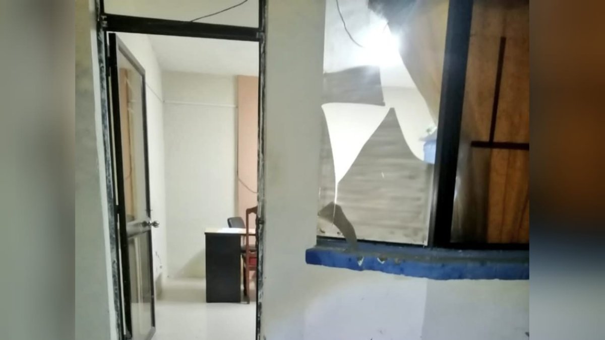 Un aviso. Los delincuentes detonaron un artefacto explosivo en los exteriores de la unidad policial y dejaron una panfleto con amenazas.