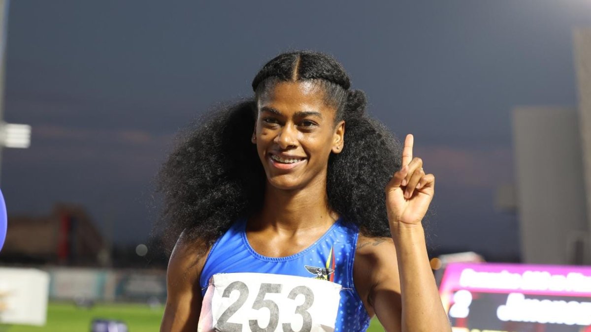 Anahí Suárez, velocista ecuatoriana, festeja tras ganar la medalla de oro en los 200 metros planos.