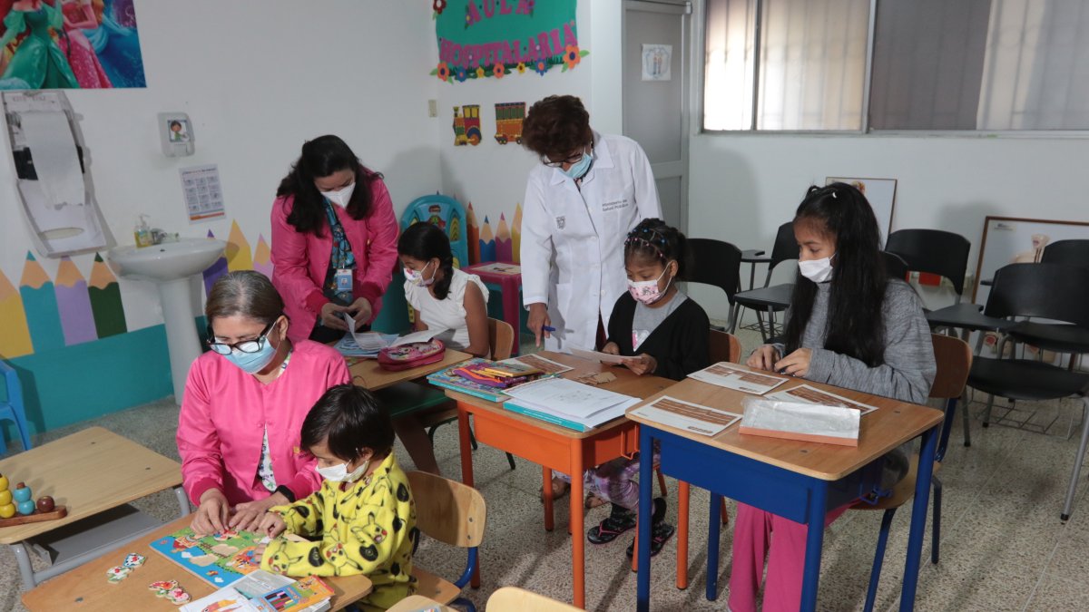 Una clase de 25 minutos diarias imparten los maestros a los estudiantes hospitalizados. Lo hacen en un aula adaptada y en las habitaciones.