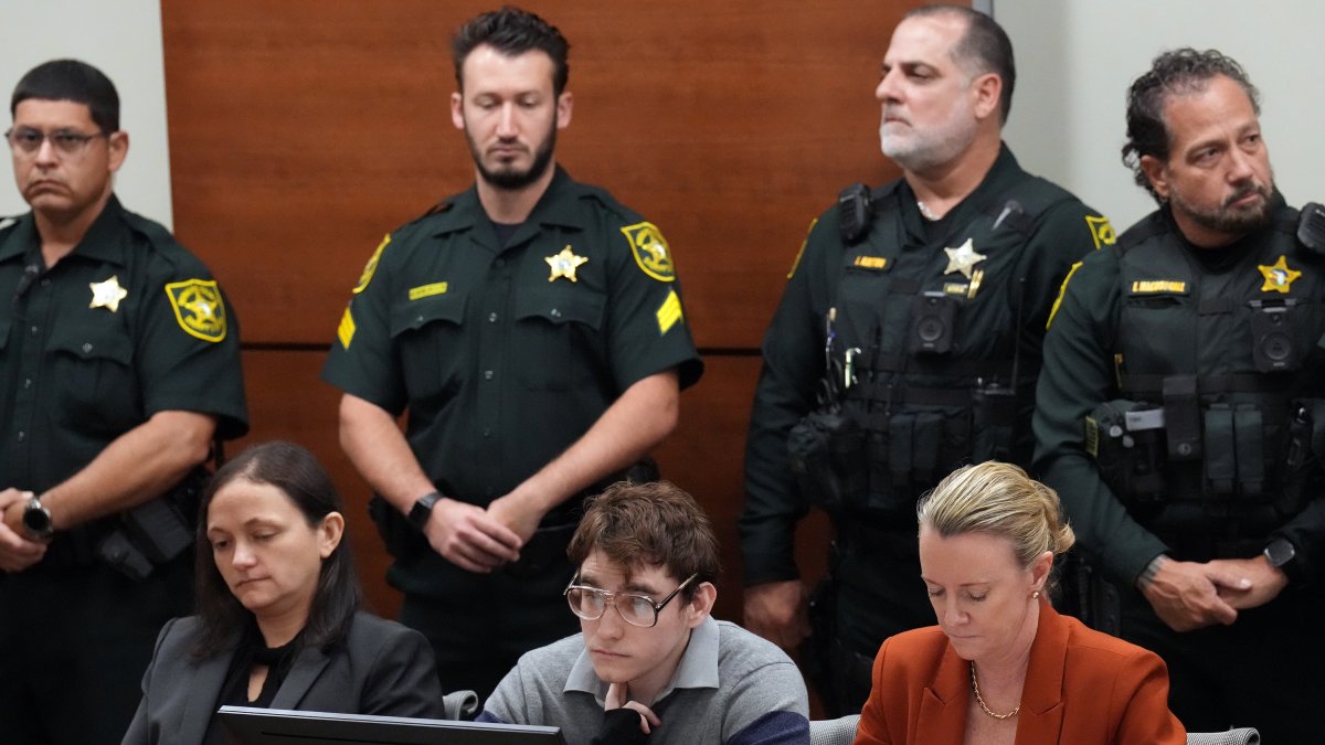 El autor de la matanza en una escuela secundaria, Nikolas Cruz, espera el veredicto del jurado en medio de su equipo de defensa, en el juzgado del condado de Broward, en Fort Lauderdale, Florida.